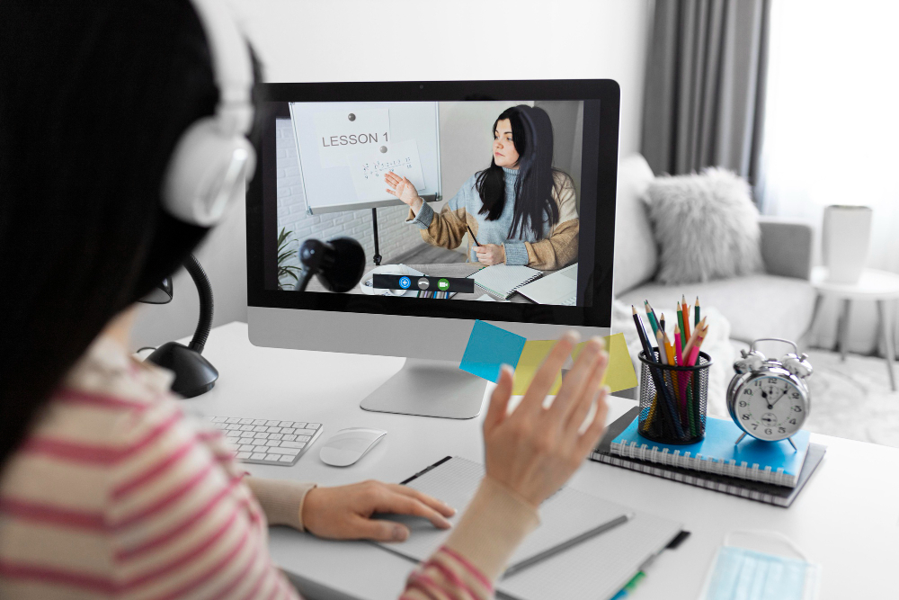 Online training offers benefits for personal growth and career. Practical tips, course types and digital learning trends with Smart Arena.
